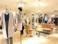 写真は青山店。奥行きのある広々とした店内です。