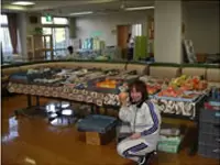 日頃、買い物ができないご利用者様のために移動売店が来所してきます