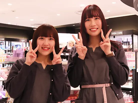 スタッフ同士は仲良し！休憩中は女子トークも♪業務中にわからないことがあれば気軽に聞けるので安心です！