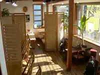 鵠沼海岸店の中は、木のぬくもりが伝わってくるログハウス調。お客様に安らぎを提供します。
