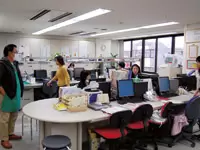 事業所内の風景。スタッフ間のコミュニケーションを大切にしているため明るい職場です。