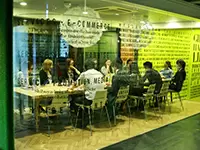 社内で一際目を惹くガラス張りのMTGルームが、異空間を演出しています。