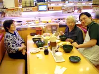 回転寿司での食事会。こうしたイベントの企画は現場の社員の発案から生まれます