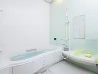 広々としたお風呂。1人ずつ個別で入浴していただいています。