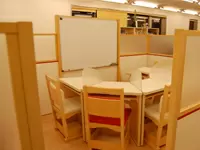 誰に対しても均等で近すぎず遠すぎない距離を計算しています。特許取得済みのオリジナルファニチャーです。