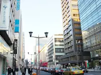 登録場所の本社ビルは日本橋の中心地。駅から徒歩1分と交通アクセスは抜群♪