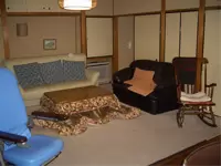 寒くなってきたのでこたつを出しました。冬はここが団らんの場所