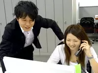 入社後はベテランの先輩社員が丁寧にフォロー。みんなの席が近いので、誰にでも気軽に聞くことができます。