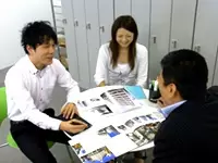 休憩スペースで息抜きもかねてミーティング。社内にはキッチン、電子レンジ、冷蔵庫も揃っています。
