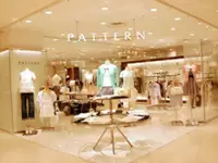 「PATTERN」川崎BE店。上品で清潔なスタイルが、20代女性を中心に人気です。