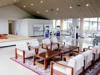 広々としたロビーは、奈良盆地を一望できる眺望の良さと緑に包まれた静かな空間が魅力です。