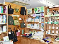 こちらは直営店の「バードショップ」。 野鳥や自然に関する書籍やグッズを取り揃えています。