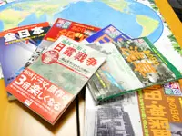 当社が出版している書籍の数々。年末はカレンダーも大人気です。