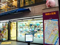 オフィスの１階では、地図専門の書店を運営しています。
