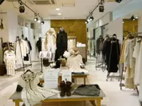★【furfur】店内★有名デザイナーやアーティストとのコラボレーション作品多数！立体的なシルエットが特徴
