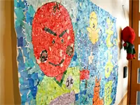 ご利用者の皆様で作ったちぎり絵はエントランスに展示。目を楽しませる工夫もいっぱいです！