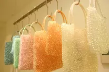 人気のワイヤーバッグ。色鮮やかなデザインが数多くの女性を魅了しています。