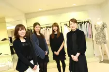 ショップスタッフは全員女性。社員同士のチームワークも抜群です。