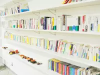 仕事に直接関連する書籍や、そうでないものまで？！参考書がびっしりあります。