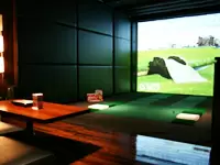 ゴルフブースは広々とした作りになっており、思う存分楽しむことができるスペースです。