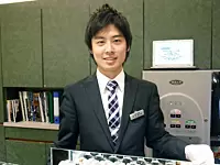 渋谷の文化村通りには巨大なサイン広告を展開。路面店に負けない集客を可能にしています。