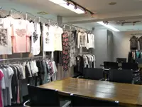 本社のプレスルームには、GLAM STONEの洋服が所狭しと並んでいます☆