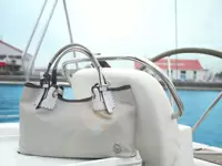 2010年春夏コレクションのバック。マリンスタイルの旅行用バックです。