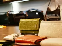 店舗内の風景。財布やキーホルダーなどの小物も多数取り揃えています。