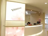 「YAMANO」（山野美容専門学校）は生徒数1600名。各業界に若手を輩出する日本最大級の学校法人です