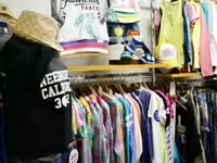 ≪*ショールーム*≫洋服はもちろん、スニーカーや小物までたくさんの商品がならんでいます！