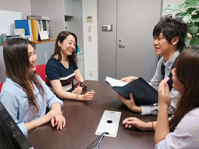 月に一回帰社日があり、皆で和気あいあいと近況や情報を共有しあいます♪