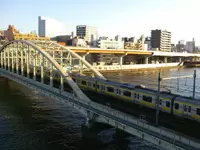 東京本社から望める隅田川。開放感溢れるオフィスと抜群のロケーションで気持ち良く！