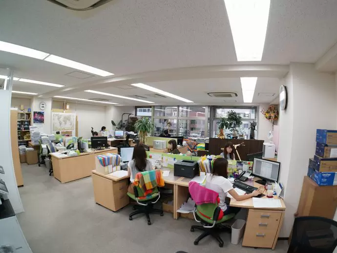 女性スタッフが多く活躍する当社。社員同士の仲も良く、居心地のいい環境です