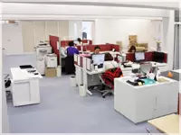 社内は広々として、明るい雰囲気です。