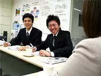 新入社員（男性2名）向けの研修風景。研修から笑い声の絶えず、とてもにぎやか！