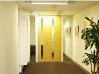 引っ越したばかりのオフィス。白を基調としたモダンな造りです。