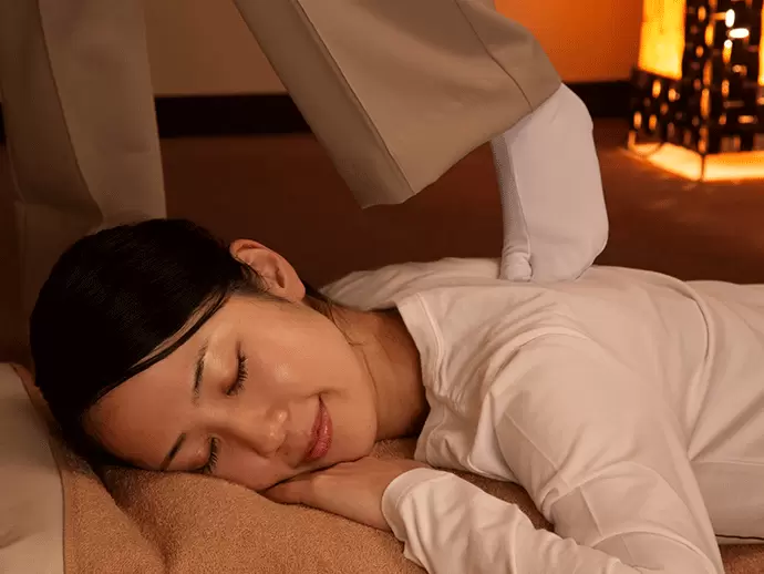 足の裏を使って筋肉をほぐしていきます。もみ返しがなく、お客様にも大変満足していただいています。
