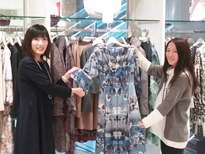 幅広い層のお客様がいらっしゃるため、ニーズを丁寧に伺うことを心がけています。【YUMA KOSHINO】