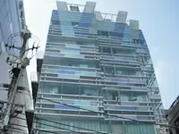 渋谷にある本社。ガラス張りのオシャレなビル内にはプレスルームも完備しています。