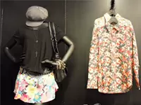 春の新商品は花柄がモチーフ。黒のニットを合わせて、甘辛MIXを実現することができます。