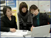 ▲お客様のご要望にお応えするために、時には皆で知恵を出し合う事も。個人とチームのバランスが◎です！