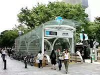 オフィスは表参道から徒歩5分。お客様先への訪問も、仕事後の買い物にも便利な好立地です。