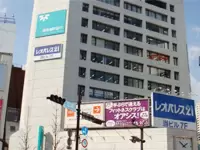 ★勤務地★新宿西口から歩いて3分の好立地！食事にもショッピングもすぐに楽しめます♪