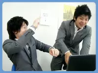 ミーティングの合間に冗談を言い合うなどフラットな社風です。オフィスはいつも笑いが絶えません。