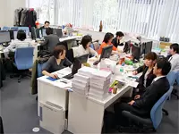 全員の顔が見えるワンフロアのオフィス。分からない事があっても、すぐに相談できる環境です！
