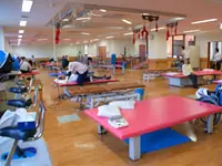 リハビリ室では、皆で在宅復帰を目指して日々訓練をしています。