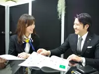 先輩社員/安里(左)と代表/赤松(右)。少数精鋭のため、何でも意見を言い合えるフラットな組織です。