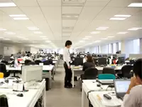 仕切りのない広々としたオフィス。周囲のメンバーとすぐにコミュニケーションをとることができます。