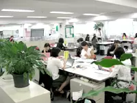 フロアは広々としていて清潔感があり、働きやすい雰囲気です。