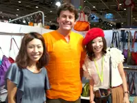フランスでの仕入れで現地の担当者とパチリ★本場のファッショントレンドに触れられます。